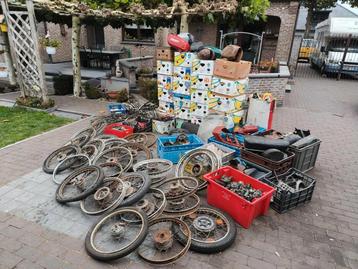 Grote partij onderdelen brommer, motor oldtimer  beschikbaar voor biedingen
