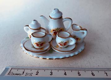 Serviesje poppenhuis vintage porselein bloem vlinder beschikbaar voor biedingen