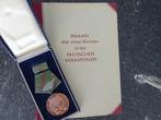 DDR: Medaille en OOrkonde Deutsche Volkspolizei   Stufe III, Verzamelen, Militaria | Algemeen, Embleem of Badge, Duitsland, Ophalen of Verzenden
