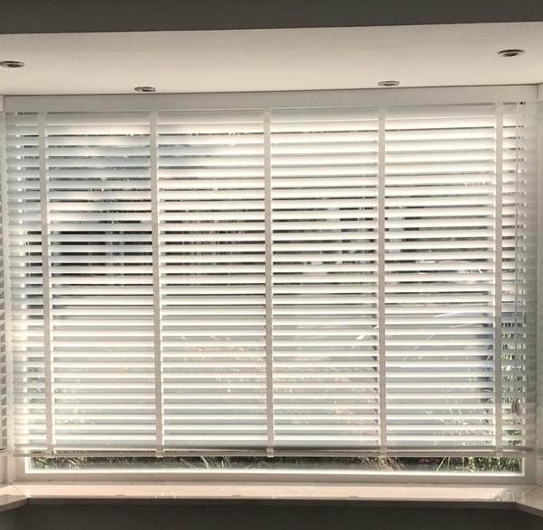 Jaloezie HOUT wit 228x92 cm. Nieuw in verpakking!, Huis en Inrichting, Stoffering | Gordijnen en Lamellen, Nieuw, Minder dan 100 cm