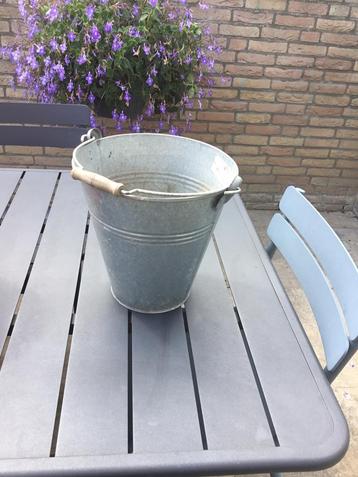 Zinken emmer beschikbaar voor biedingen