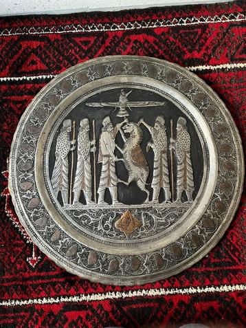 Antieke metalen wand- of decoratieschotel – Perzisch reliëf beschikbaar voor biedingen