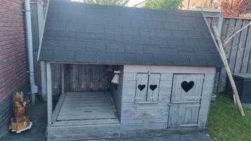 Houten waterdicht speelhuis met overdekte zandbak beschikbaar voor biedingen