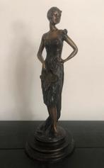 Antiek / Brons beeld vrouw met vlinder waaier, Ophalen of Verzenden, Brons