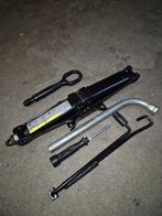 Set boordgereedschap VW Tiguan, Auto diversen, Krikken, Ophalen of Verzenden, Zo goed als nieuw, Manueel, Schaarkrik