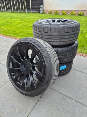 Tesla Y 20" Induction 255 40 20 Pirelli PZero beschikbaar voor biedingen