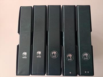 5 stuks WWF albums met postzegels en enveloppen.  beschikbaar voor biedingen