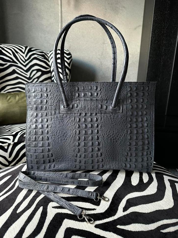 Grijze handtas krokodillen motief, Sieraden, Tassen en Uiterlijk, Tassen | Damestassen, Zo goed als nieuw, Handtas, Grijs, Ophalen of Verzenden