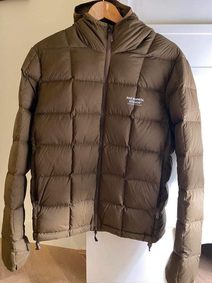Pas Normal Studios - Off-Race Down Jacket -S- ZGAN €400, Fietsen en Brommers, Fietsaccessoires | Fietskleding, Zo goed als nieuw
