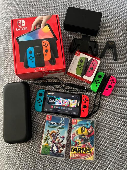 NINTENDO Switch OLED compleet + extra joy cons + twee games, Spelcomputers en Games, Spelcomputers | Nintendo Switch, Zo goed als nieuw