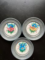 3 tinnen bordjes met keramiek, Ophalen of Verzenden