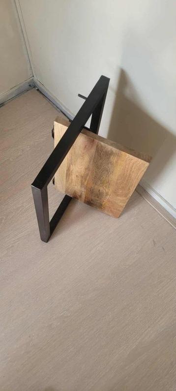 wandplank met stalen frame beschikbaar voor biedingen