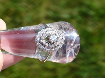 Witgouden entourage ring met diamanten beschikbaar voor biedingen