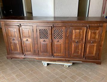 Robuust houten dressoir beschikbaar voor biedingen