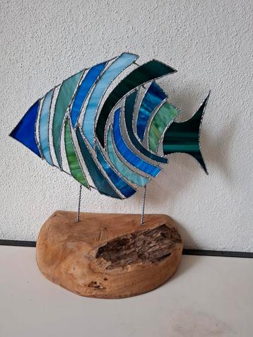blauwe/ groen glas tiffany vis op houten blok beschikbaar voor biedingen