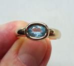 Vintage 9 kt gouden solitaire ring: blauwe topaas, Gebruikt, Blauw, Ophalen of Verzenden, 17 tot 18