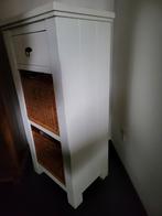 Tijdloze witte kast met rotan, Ophalen