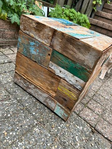 Unieke bijzettafel beschikbaar voor biedingen