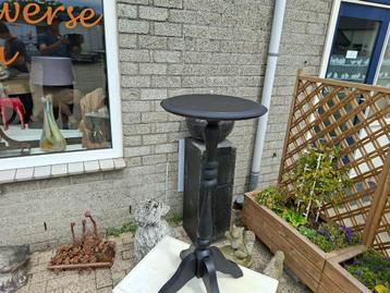 zeer oud mooi gaaf brocante plantentafeltje beschikbaar voor biedingen