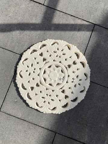 Plafond rozet beschikbaar voor biedingen