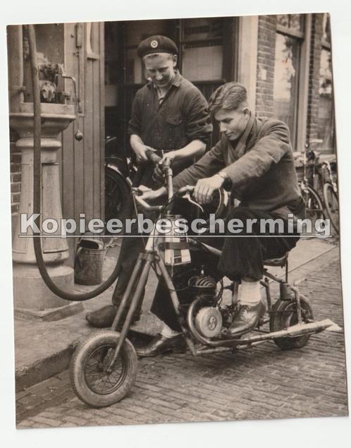 mini brommer motor bij pomp jaren '50/60 persfoto, Verzamelen, Foto's en Prenten, Gebruikt, Foto, Overige onderwerpen, 1940 tot 1960