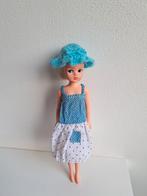 Jurk met gebreide hoed voor barbie sindy fleur excl pop, Ophalen of Verzenden, Gebruikt, Kleertjes