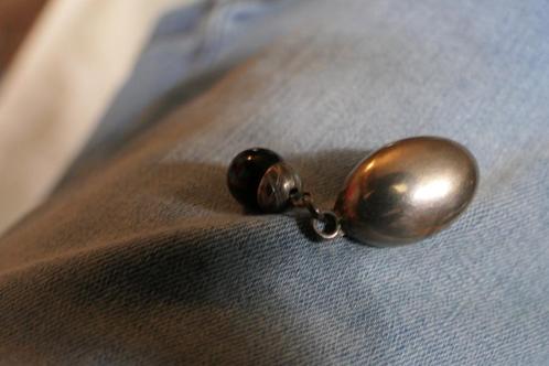 Oude Zilveren Oorbellen met keuren en tekens +zwart balletje, Sieraden, Tassen en Uiterlijk, Oorbellen, Zo goed als nieuw, Knopjes of Stekers