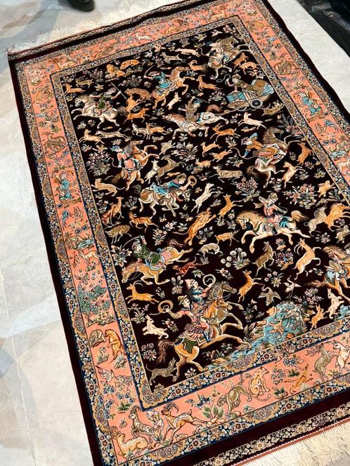 Perzisch-Iraans zijden tapijt – jachtmotief, oranje & zwart, Huis en Inrichting, Stoffering | Tapijten en Kleden, Nieuw, 200 cm of meer