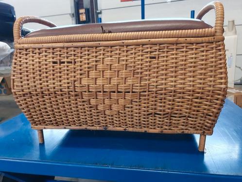Oma's handwerk-mand  (of lectuurmand), Huis en Inrichting, Woonaccessoires | Krantenbakken en Lectuurbakken, Gebruikt, Ophalen