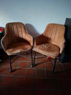 2 Lichtbruine Suede Stoelen met Wieltjes, Ophalen, Twee, Bruin, Zo goed als nieuw