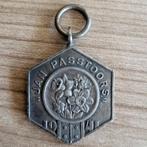 Zeshoekige medaille uit 1941 Jan Pastoors, Postzegels en Munten, Penningen en Medailles, Ophalen of Verzenden, Overige materialen