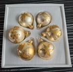 6 beige met goud bedrukte kerstballen., Diversen, Kerst, Zo goed als nieuw, Ophalen