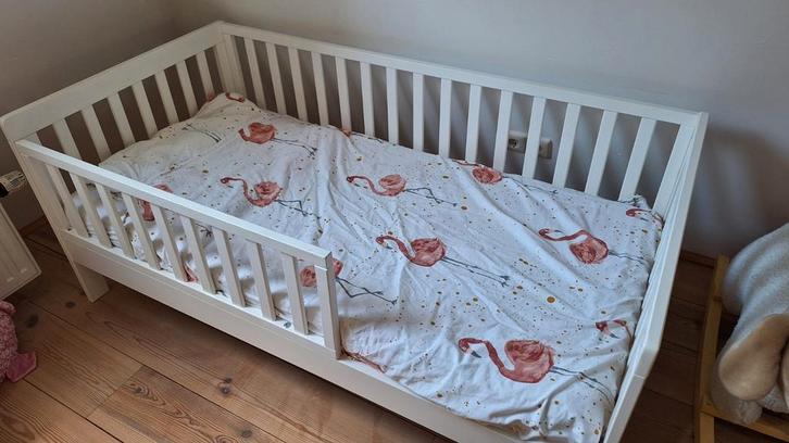 Peuterbed in goede staat! Inclusief goed matras en meer, Kinderen en Baby's, Kinderkamer | Bedden, Zo goed als nieuw, 140 tot 160 cm