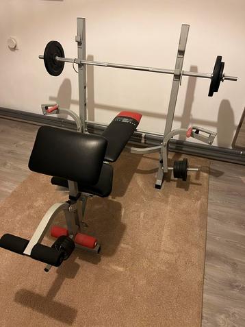 Krachtstation met gewichten beschikbaar voor biedingen