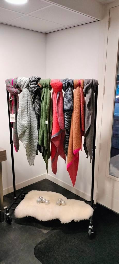Lot 83 shawls 13 stuks Nieuw, Ophalen of Verzenden, Nieuw, Sjaal