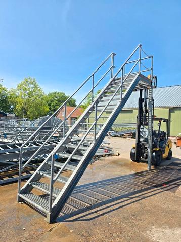 Stalen trap met bordes gegalv. Hoog 3,6 mtr. Nob079 beschikbaar voor biedingen