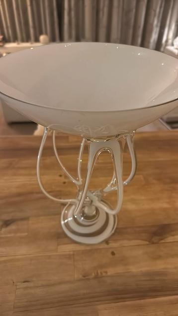 Art nouveau stijl coupe op voet – wit glas beschikbaar voor biedingen