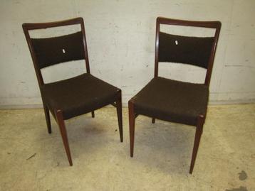 Twee vintage teak stoelen beschikbaar voor biedingen