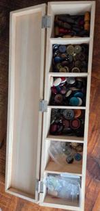 Theedoos vol met knopen, Ophalen of Verzenden, Gebruikt, Knoop of Knopen