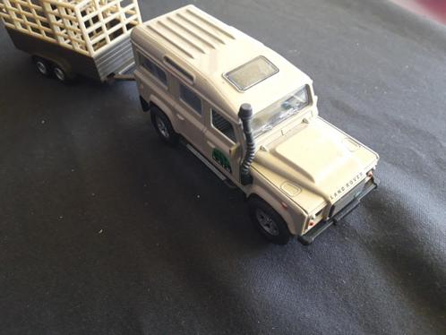 Land Rover Defender beige met aanhangwagen - NIEUWSTAAT, Hobby en Vrije tijd, Modelauto's | 1:32, Zo goed als nieuw, Auto, Overige merken
