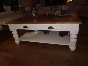 Houten salontafel met lades beschikbaar voor biedingen