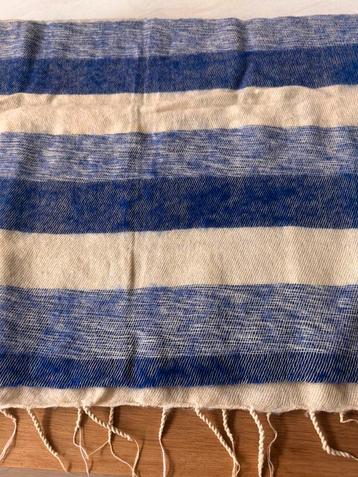 Sjaal creme met cobalt blauw van Sjaal met Verhaal beschikbaar voor biedingen