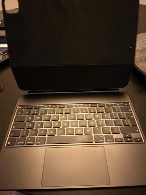 Apple iPad magic keyboard m4, Computers en Software, Tablet-hoezen, Zo goed als nieuw, Bescherming voor- en achterkant, 13 inch of meer