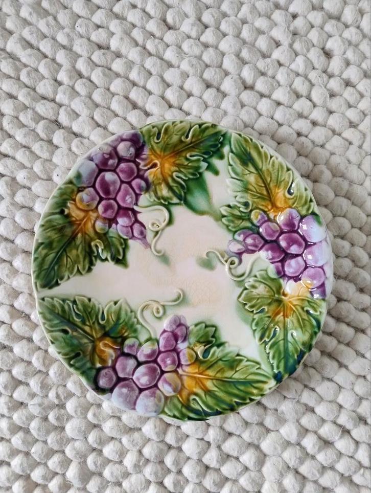 Prachtig! Bord Majolica Barbotine druiven, Antiek en Kunst, Antiek | Porselein, Ophalen of Verzenden
