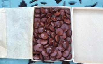 originele doos met 70 dezelfde hele oude leren knopen. beschikbaar voor biedingen