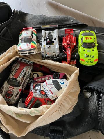 Tas vol auto's en racebaan beschikbaar voor biedingen
