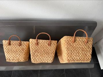 3 rieten manden met handvat, nieuw in doos beschikbaar voor biedingen