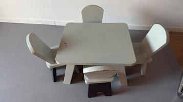 Kindertafeltje met 4 stoelen beschikbaar voor biedingen