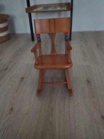 Oude poppen schommelstoel beschikbaar voor biedingen