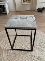 Bijzettafel marmer grijs zwarte poten merk Zuiver, Huis en Inrichting, Tafels | Bijzettafels, Minder dan 55 cm, Vierkant, Zo goed als nieuw